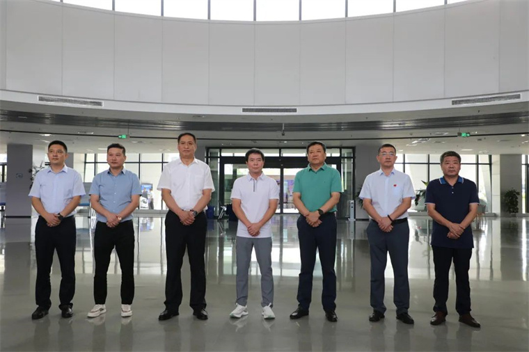 必一运动陪同舒华体育来滨考察体育产业发展情况